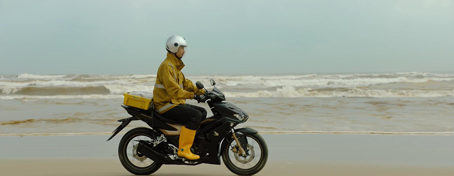 Hình ảnh của Honda Winner X trong 2 MV "Đi về nhà" và "Mang tiền về cho Mẹ" của Đen Vâu